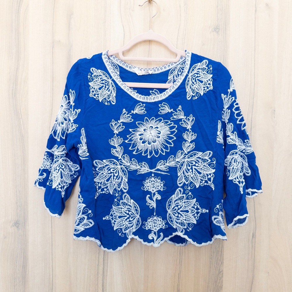Solitaire Womens Embroidered Floral Blouse Large Blue Scalloped Boho Coastal